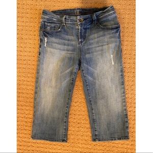Capri jeans w/distressed look
